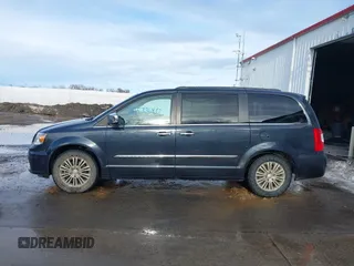 2014 Chrysler Town & Country Touring-L with VIN 2C4RC1CG4ER330072, listed as a IAAI auction lot 41533640 with 131,253 mi miles. Bid and sale history available at carsss.com. Image 14.