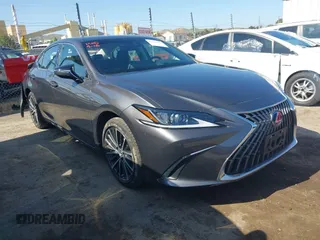 2022 Lexus ES 300h z VIN 58ADA1C15NU026266, wystawiony jako IAAI lot #42121610 z przebiegiem 18 059 mil mil oraz . Historia ofert i sprzedaży dostępna na DreamBid. Obrazek 1.