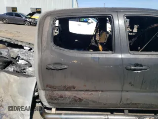 2017 Toyota Tacoma SR5 z VIN 3TMDZ5BN3HM033290, wystawiony jako Copart lot #55990995 z przebiegiem Nie podano mil oraz Szkoda całkowita • Salvage title. Historia ofert i sprzedaży dostępna na DreamBid. Obrazek 10.