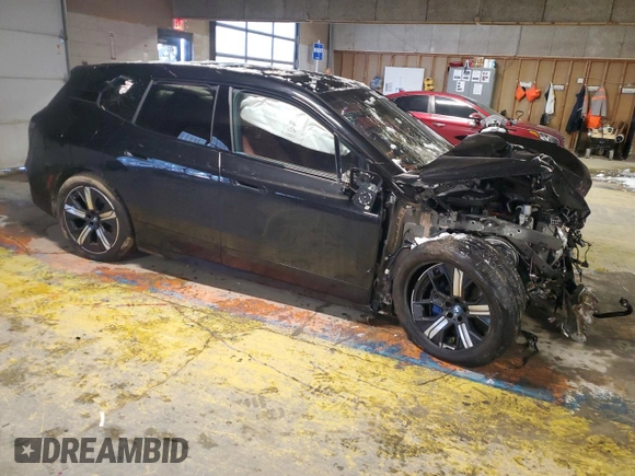2022 BMW iX xDrive50 with VIN WB523CF05NCJ77119, listed as a Copart auction lot 88254335 with 18,945 mi miles and Salvage Title. Bid and sale history available at carsss.com. Image 4.
