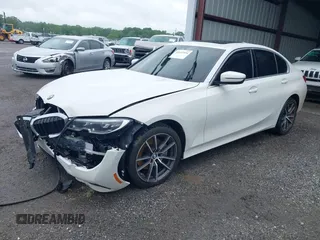 2020 BMW 3 Series 330i xDrive z VIN 3MW5R7J00L8B06071, wystawiony jako IAAI lot #42197554 z przebiegiem 96 677 mil mil oraz . Historia ofert i sprzedaży dostępna na DreamBid. Obrazek 2.