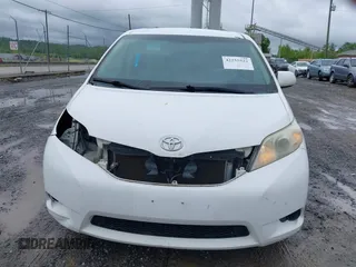 2013 Toyota Sienna LE z VIN 5TDJK3DC9DS055134, wystawiony jako IAAI lot #42255532 z przebiegiem 156 381 mil mil oraz . Historia ofert i sprzedaży dostępna na DreamBid. Obrazek 12.