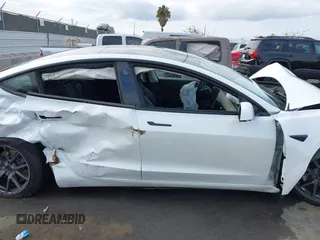 2021 Tesla Model 3 Standard Range Plus z VIN 5YJ3E1EA5MF941392, wystawiony jako IAAI lot #41888597 z przebiegiem 111 617 mil mil oraz . Historia ofert i sprzedaży dostępna na DreamBid. Obrazek 12.