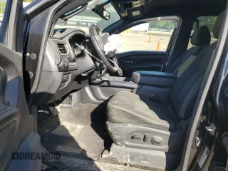 2018 Nissan Titan SV z VIN 1N6AA1E64JN527447, wystawiony jako Copart lot #52909825 z przebiegiem 92 422 mil mil oraz Szkoda całkowita • Salvage title. Historia ofert i sprzedaży dostępna na DreamBid. Obrazek 7.