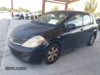 2009 Nissan Versa S z VIN 3N1BC13E19L476855, wystawiony jako IAAI lot #42319486 z przebiegiem 98 425 mil mil oraz . Historia ofert i sprzedaży dostępna na DreamBid. Obrazek 2.