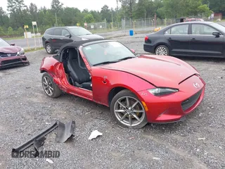 2023 Mazda MX-5 Miata Grand Touring z VIN JM1NDAD75P0550991, wystawiony jako IAAI lot #42346599 z przebiegiem 19 991 mil mil oraz . Historia ofert i sprzedaży dostępna na DreamBid. Obrazek 1.