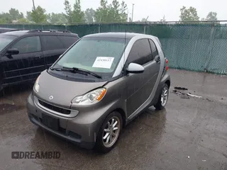 2009 Smart fortwo Pure z VIN WMEEJ31X49K226366, wystawiony jako IAAI lot #42430117 z przebiegiem 107 962 mil mil oraz . Historia ofert i sprzedaży dostępna na DreamBid. Obrazek 2.