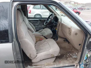 2000 Chevrolet Blazer LS z VIN 1GNCT18W7YK252323, wystawiony jako IAAI lot #41842766 z przebiegiem 149 462 mil mil oraz . Historia ofert i sprzedaży dostępna na DreamBid. Obrazek 5.
