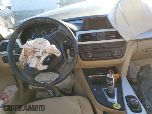 2013 BMW 3 Series 320i xDrive z VIN WBA3C3C56DF980153, wystawiony jako Copart lot #51377753 z przebiegiem Nie podano mil oraz Nie do naprawy • Non repairable. Historia ofert i sprzedaży dostępna na DreamBid. Obrazek 8.
