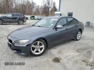 2013 BMW 3 Series 328i z VIN WBA3C1C51DK103209, wystawiony jako Copart lot #51299565 z przebiegiem 107 528 mil mil oraz Szkody całkowita. Historia ofert i sprzedaży dostępna na DreamBid. Obrazek 1.