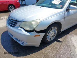 2008 Chrysler Sebring Touring z VIN 1C3LC56K58N267552, wystawiony jako IAAI lot #42273582 z przebiegiem 137 007 mil mil oraz . Historia ofert i sprzedaży dostępna na DreamBid. Obrazek 6.