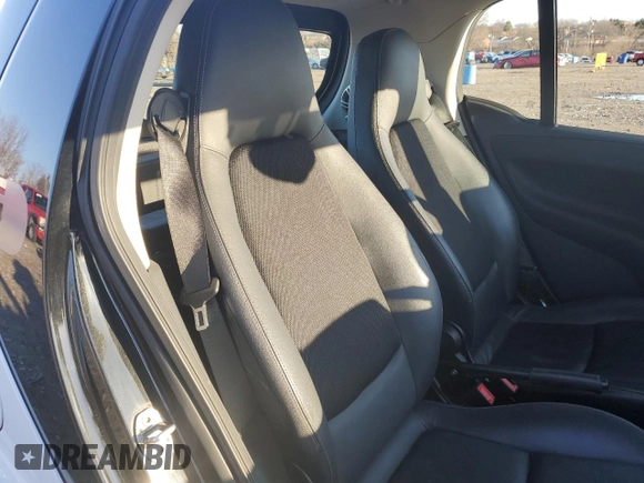 2013 Smart fortwo Passion z VIN WMEEJ9AA3DK715705, wystawiony jako Copart lot #50161425 z przebiegiem 22 667 mil mil oraz Tytuł czysty. Historia ofert i sprzedaży dostępna na DreamBid. Obrazek 10.