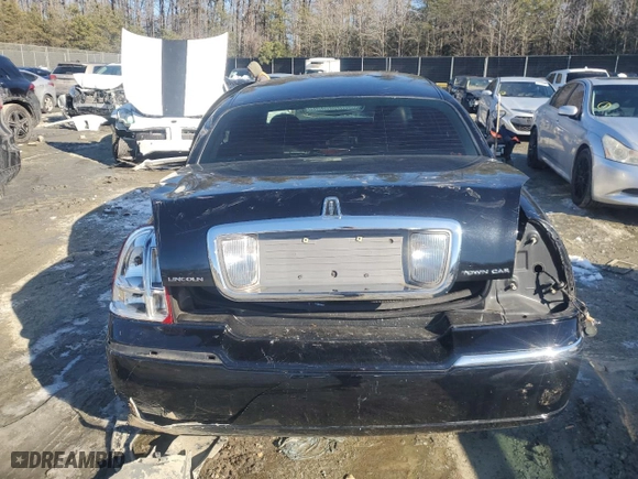 2009 Lincoln Town Car Signature Limited with VIN 2LNHM82VX9X605863, listed as a Copart auction lot 86781054 with 139,339 mi miles and Salvage Title. Bid and sale history available at carsss.com. Image 6.