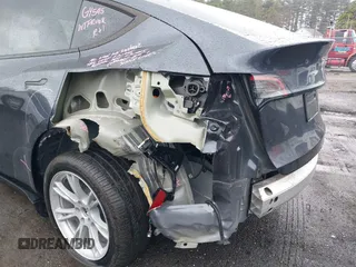 2024 Tesla Model Y Long Range z VIN 7SAYGDEE2RA244595, wystawiony jako IAAI lot #41964965 z przebiegiem 14 804 mil mil oraz . Historia ofert i sprzedaży dostępna na DreamBid. Obrazek 6.