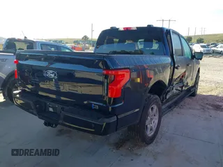 2024 Ford F-150 Lightning z VIN 1FTVW3L72RWG23113, wystawiony jako IAAI lot #41447854 z przebiegiem 1 917 mil mil oraz . Historia ofert i sprzedaży dostępna na DreamBid. Obrazek 4.