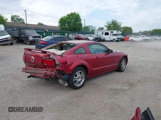 2005 Ford Mustang GT Deluxe z VIN 1ZVHT82H055218846, wystawiony jako IAAI lot #42169493 z przebiegiem 184 397 mil mil oraz . Historia ofert i sprzedaży dostępna na DreamBid. Obrazek 4.