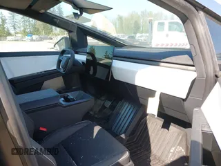2024 Tesla Cybertruck Cyberbeast z VIN 7G2CEHEEXRA038555, wystawiony jako IAAI lot #42047963 z przebiegiem 14 mil mil oraz . Historia ofert i sprzedaży dostępna na DreamBid. Obrazek 5.