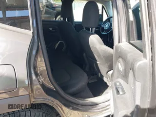 2017 Jeep Renegade Latitude z VIN ZACCJBBB8HPF61752, wystawiony jako IAAI lot #42096538 z przebiegiem 97 204 mil mil oraz . Historia ofert i sprzedaży dostępna na DreamBid. Obrazek 8.