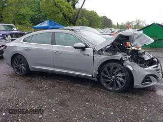 2023 Volkswagen Arteon SEL R-Line z VIN WVWAR7ANXPE010870, wystawiony jako IAAI lot #42246798 z przebiegiem 26 587 mil mil oraz . Historia ofert i sprzedaży dostępna na DreamBid. Obrazek 13.
