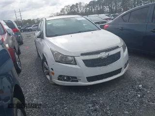 2014 Chevrolet Cruze 2LT z VIN 1G1PE5SB6E7325464, wystawiony jako IAAI lot #40721789 z przebiegiem Nie podano mil oraz . Historia ofert i sprzedaży dostępna na DreamBid. Obrazek 1.