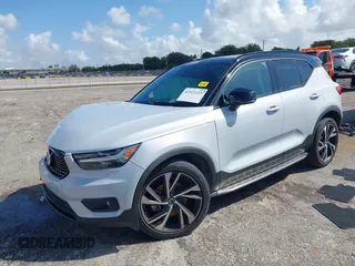 2022 Volvo XC40 R-Design z VIN YV4AC2HM9N2771189, wystawiony jako IAAI lot #41923125 z przebiegiem 24 125 mil mil oraz . Historia ofert i sprzedaży dostępna na DreamBid. Obrazek 2.