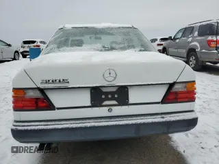 1986 Mercedes-Benz 300 E with VIN WDBEA30D0GA220989, listed as a Copart auction lot 86298874 with 74,521 mi miles and Clean Title. Bid and sale history available at carsss.com. Image 6.
