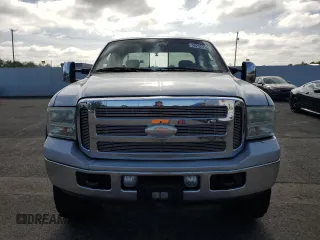 2006 Ford F-350 XL z VIN 1FTWX31P36EA28454, wystawiony jako Copart lot #59232315 z przebiegiem 197 103 mil mil oraz Czysty tytuł • Clean title. Historia ofert i sprzedaży dostępna na DreamBid. Obrazek 5.