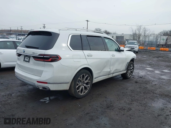 2025 BMW X7 xDrive40i z VIN 5UX23EM05S9X98435, wystawiony jako IAAI lot #41476358 z przebiegiem 2946 mil mil oraz . Historia ofert i sprzedaży dostępna na DreamBid. Obrazek 4.