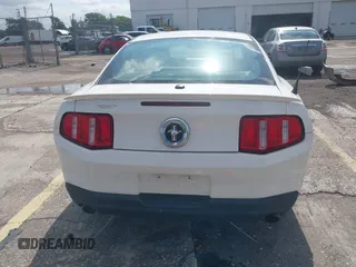 2012 Ford Mustang Premium z VIN 1ZVBP8AMXC5271916, wystawiony jako IAAI lot #42187185 z przebiegiem 103 379 mil mil oraz . Historia ofert i sprzedaży dostępna na DreamBid. Obrazek 16.