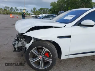 2020 Jaguar F-Pace 25t R-Sport z VIN SADCL2FX9LA628825, wystawiony jako IAAI lot #42124898 z przebiegiem 65 458 mil mil oraz . Historia ofert i sprzedaży dostępna na DreamBid. Obrazek 6.