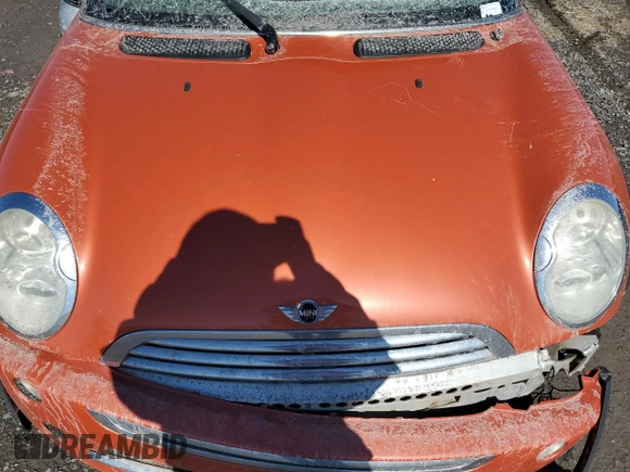 2005 MINI Convertible z VIN WMWRF33585TF62541, wystawiony jako Copart lot #49868625 z przebiegiem Nie podano mil oraz Szkoda całkowita • Salvage title. Historia ofert i sprzedaży dostępna na DreamBid. Obrazek 11.