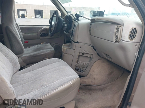 1996 GMC Safari z VIN 1GKDM19W3TB533427, wystawiony jako IAAI lot #38894124 z przebiegiem 261 801 mil mil oraz . Historia ofert i sprzedaży dostępna na DreamBid. Obrazek 5.