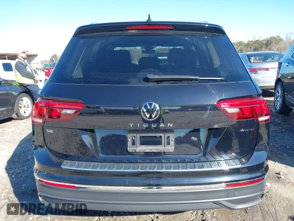 2023 Volkswagen Tiguan SE z VIN 3VVMB7AX7PM032629, wystawiony jako IAAI lot #41441468 z przebiegiem 52 518 mil mil oraz . Historia ofert i sprzedaży dostępna na DreamBid. Obrazek 16.