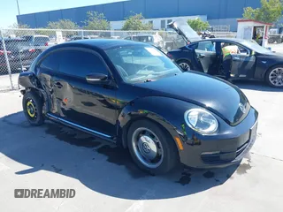2013 Volkswagen Beetle 2.5L z VIN 3VWJP7AT7DM612357, wystawiony jako IAAI lot #42309682 z przebiegiem 52 063 mil mil oraz . Historia ofert i sprzedaży dostępna na DreamBid. Obrazek 1.