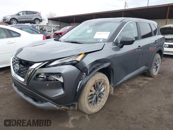 2023 Nissan Rogue S z VIN 5N1BT3AB5PC802677, wystawiony jako IAAI lot #41897255 z przebiegiem 62 794 mil mil oraz . Historia ofert i sprzedaży dostępna na DreamBid. Obrazek 2.