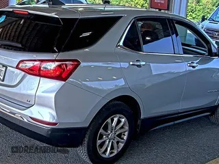 2020 Chevrolet Equinox LT z VIN 2GNAXJEV5L6230548, wystawiony jako IAAI lot #42573168 z przebiegiem 95 519 mil mil oraz . Historia ofert i sprzedaży dostępna na DreamBid. Obrazek 3.