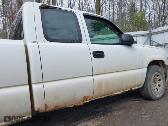 2005 Chevrolet Silverado 1500 Work Truck with VIN 1GCEC19X15Z289993, listed as a IAAI auction lot 42170540 with 228,281 mi miles. Bid and sale history available at carsss.com. Image 12.
