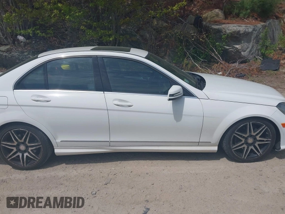 2013 Mercedes-Benz C 300 Sport z VIN WDDGF8AB7DR273519, wystawiony jako IAAI lot #42236450 z przebiegiem 92 851 mil mil oraz . Historia ofert i sprzedaży dostępna na DreamBid. Obrazek 13.