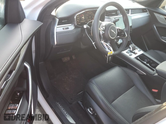2024 Jaguar F-Pace R-Dynamic S z VIN SADCT2EX5RA722985, wystawiony jako Copart lot #69051054 z przebiegiem 6 691 mil mil oraz Szkoda całkowita • Salvage title. Historia ofert i sprzedaży dostępna na DreamBid. Obrazek 8.