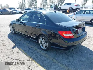 2014 Mercedes-Benz C 250 Sport z VIN WDDGF4HB5EG219437, wystawiony jako IAAI lot #41847571 z przebiegiem 104 981 mil mil oraz . Historia ofert i sprzedaży dostępna na DreamBid. Obrazek 3.