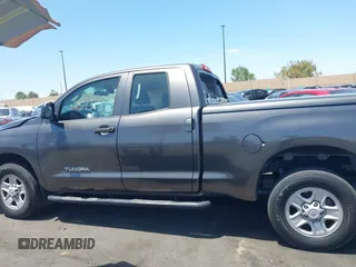 2013 Toyota Tundra z VIN 5TFRM5F15DX053654, wystawiony jako IAAI lot #42324593 z przebiegiem 128 206 mil mil oraz . Historia ofert i sprzedaży dostępna na DreamBid. Obrazek 14.