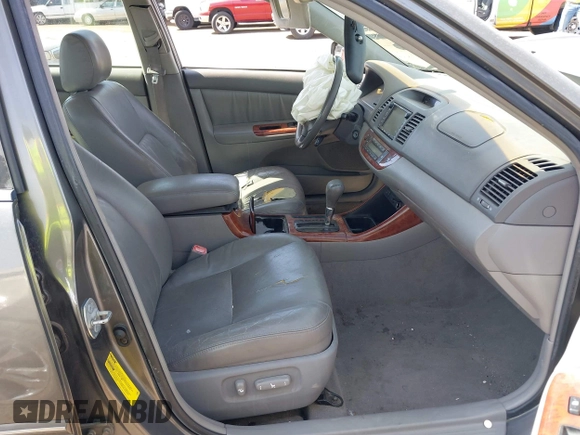 2004 Toyota Camry LE with VIN 4T1BF30K24U569209, listed as a IAAI auction lot 41988665 with 191,017 mi miles. Bid and sale history available at carsss.com. Image 5.