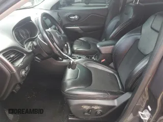 2020 Jeep Cherokee Latitude Plus z VIN 1C4PJMLB9LD551489, wystawiony jako Copart lot #61719825 z przebiegiem 114 053 mil mil oraz Szkoda całkowita • Salvage title. Historia ofert i sprzedaży dostępna na DreamBid. Obrazek 7.