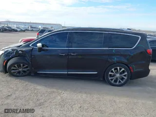 2017 Chrysler Pacifica Limited with VIN 2C4RC1GG7HR643163, listed as a IAAI auction lot 41877690 with 104,841 mi miles. Bid and sale history available at carsss.com. Image 14.