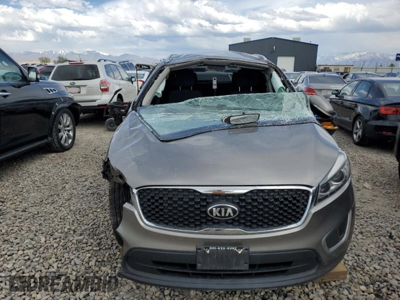 2016 Kia Sorento LX z VIN 5XYPGDA51GG134435, wystawiony jako Copart lot #54789715 z przebiegiem 122 743 mil mil oraz Szkoda całkowita • Salvage title. Historia ofert i sprzedaży dostępna na DreamBid. Obrazek 5.