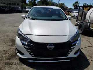 2025 Nissan Versa SV z VIN 3N1CN8EV1SL817021, wystawiony jako Copart lot #58667985 z przebiegiem 14 085 mil mil oraz Szkoda całkowita • Salvage title. Historia ofert i sprzedaży dostępna na DreamBid. Obrazek 5.