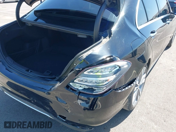 2018 Mercedes-Benz C 300 z VIN 55SWF4JB9JU250869, wystawiony jako IAAI lot #41990855 z przebiegiem 54 938 mil mil oraz . Historia ofert i sprzedaży dostępna na DreamBid. Obrazek 6.