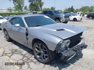 2015 Dodge Challenger SXT Plus z VIN 2C3CDZBG0FH715823, wystawiony jako IAAI lot #42354845 z przebiegiem 130 879 mil mil oraz . Historia ofert i sprzedaży dostępna na DreamBid. Obrazek 1.