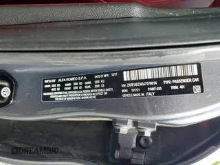 2018 Alfa Romeo Giulia Ti Sport z VIN ZARFAECN3J7576014, wystawiony jako Copart lot #52408195 z przebiegiem Nie podano mil oraz Szkody całkowita. Historia ofert i sprzedaży dostępna na DreamBid. Obrazek 13.