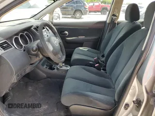 2010 Nissan Versa S с VIN 3N1BC1CP4AL377422, выставлен на аукционе Copart как лот 63811855 с пробегом Не указан миль и Чистый • Clean title. История ставок и продаж доступна на DreamBid. Изображение 7.